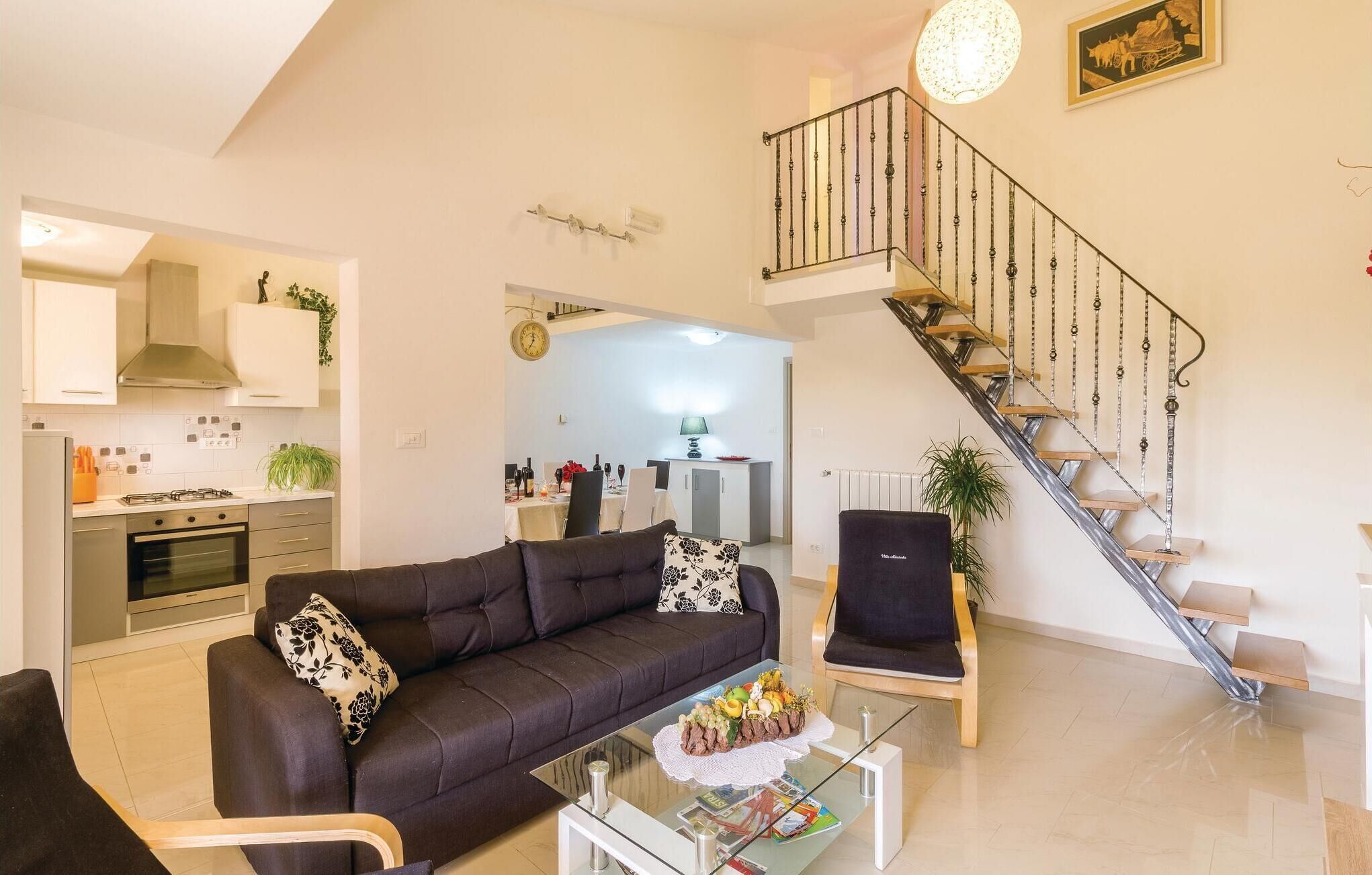 تلفزيون، مشغل دي في دي، كرة قدم الطاولة، تنس طاولة