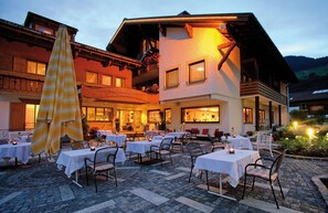 Outdoor dining - Apartment Diedamskopf - Alpenrose - Hotel - Apartments (Rehmen)