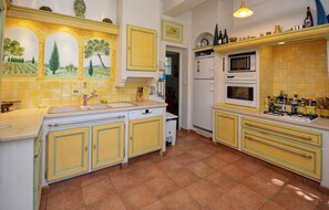 Microwave, dishwasher, cookware/dishes/utensils