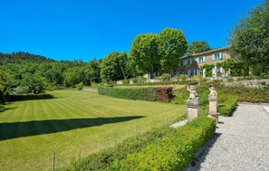 Property grounds - Stunning home in La Roque D'Antheron (La Roque D'Antheron)