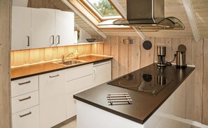 Réfrigérateur, plaque de cuisson, lave-vaisselle, cafetière/bouilloire