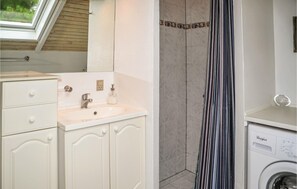 Shower - Gorgeous home in Oksbøl with WiFi (Oksbøl)