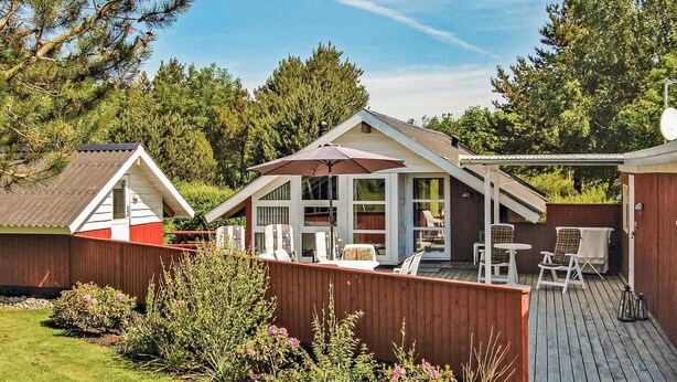 A cabin with a patio area, a covered seating area, and a fenced garden. - 3 bedroom gorgeous home in Oksbøl (Oksbøl)