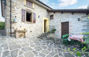 Outdoor dining - Amazing apartment in Apecchio PU (Apecchio PU)
