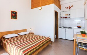 Free WiFi, bed sheets - Awesome apartment in Omis with WiFi (Omis)