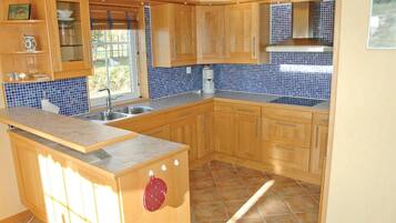 Frigorífico, placa de cocina, lavavajillas y cafetera o tetera