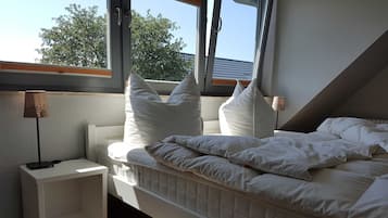 2 bedrooms, travel crib, WiFi