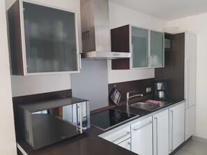 Kjøleskap, mikrobølgeovn, oppvaskmaskin og kaffetrakter/tekoker