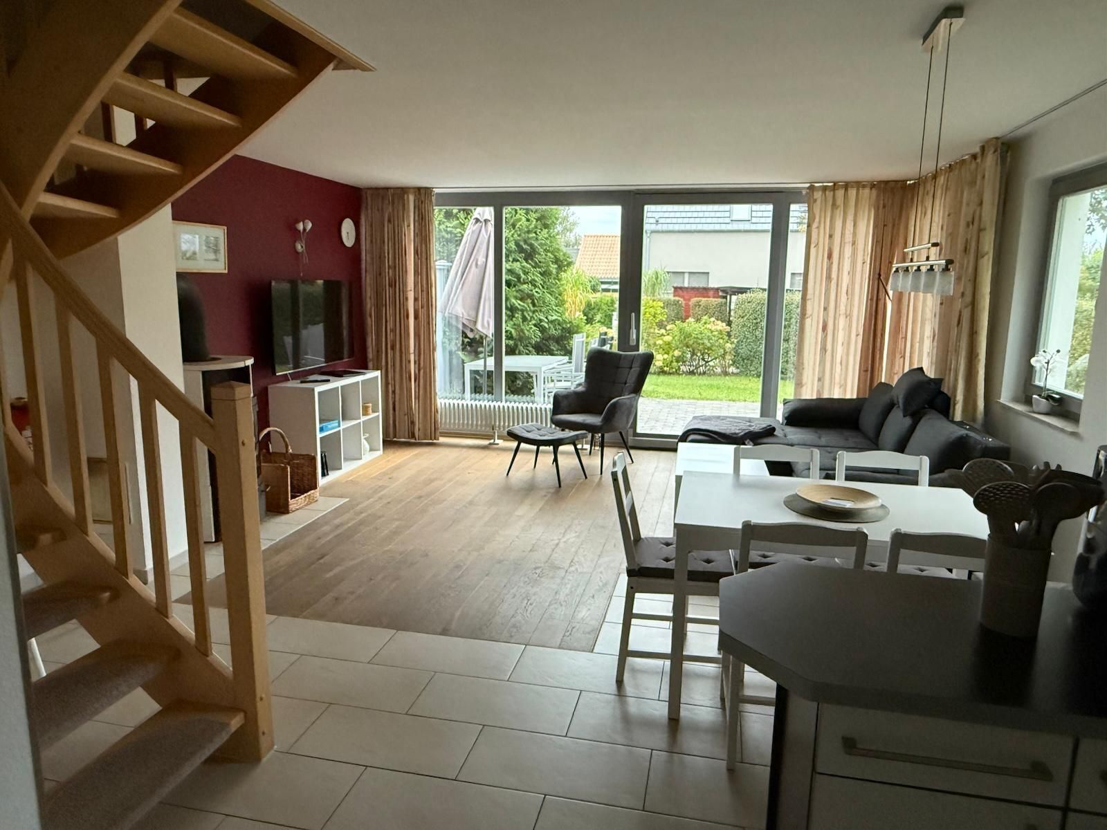 Een televisie en een open haard