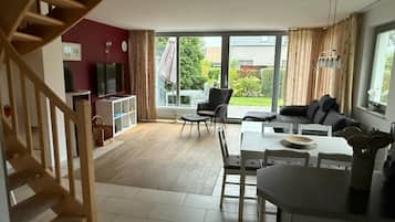 Een televisie en een open haard