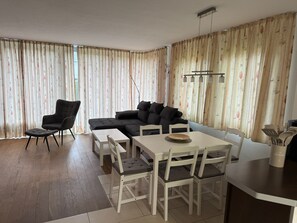 Unclassified image, 3 of 29, button