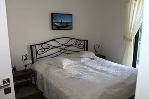 2 Schlafzimmer, Zimmersafe, Schreibtisch, Bügeleisen/Bügelbrett