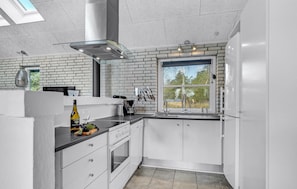 Geladeira, micro-ondas, cooktop, lava-louças