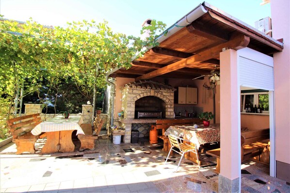 Outdoor dining - Holiday apartment with air conditioning and two bathrooms (Baška)