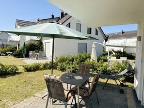 Outdoor dining - F: House Möwe Whg. 02 with balcony, terrace & fireplace/Thiessow - House Möwe Whg. 02 (Thiessow)