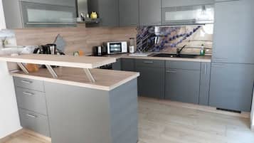 Kühlschrank, Mikrowelle, Ofen, Geschirrspüler