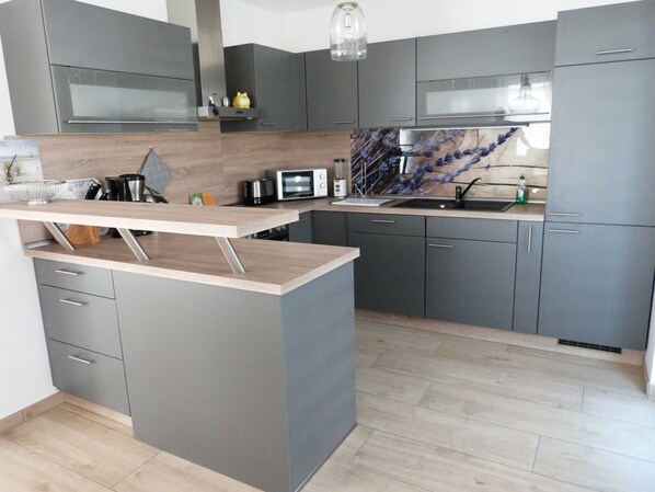 Kühlschrank, Mikrowelle, Ofen, Geschirrspüler