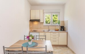 Fridge, stovetop