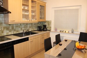 ثلاجة، ميكروويف، فرن، غسالة أطباق