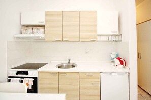 Køleskab, ovn, kogeplade, kaffe-/temaskine