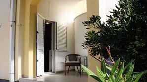 An outdoor area with a door leading to a room, a chair, and a potted plant. - Studio with air conditioning and terrace (Baška)