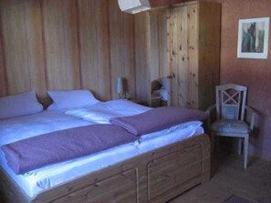 Unclassified image, 4 of 6, button - Room 1 - House by the forest (Lichtenfels)