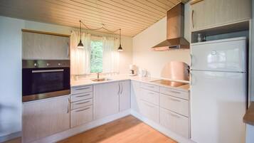 Refrigerador, parrilla de estufa y cafetera y tetera