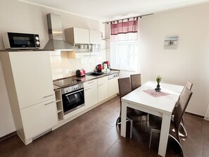 Kühlschrank, Mikrowelle, Ofen, Geschirrspüler