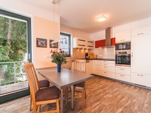 Jääkaappi, mikroaaltouuni, uuni, astianpesukone