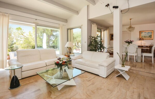 Lecteur de DVD, table de tennis de table