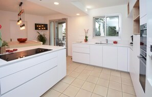 Réfrigérateur, plaque de cuisson, lave-vaisselle, cafetière/bouilloire