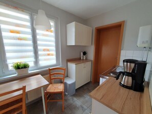 Refrigerador, cafetera y tetera, tetera eléctrica y tostadora 