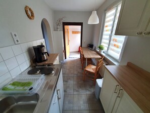 Kühlschrank, Wasserkocher mit Kaffee-/Teezubehör, Wasserkocher, Toaster