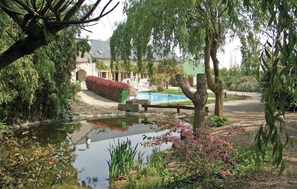 Property grounds - Stunning home in Les Magnils-Reigniers (Les Magnils-Reigniers)