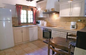 Frigorífico, microondas, placa de cocina y lavavajillas
