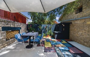 Outdoor dining - Lovely home in Pridraga with WiFi (Pridraga)