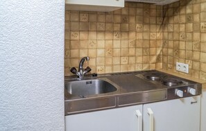 Kühlschrank, Mikrowelle, Herdplatte, Wasserkocher mit Kaffee-/Teezubehör
