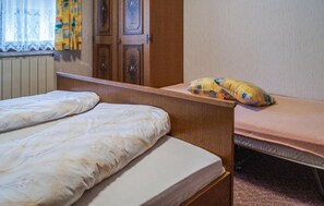2 Schlafzimmer, Reisekinderbett, Bettwäsche