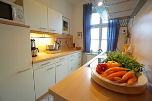 Frigorífico, microondas, horno y lavavajillas