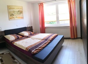 3 bedrooms, travel cot, bed sheets