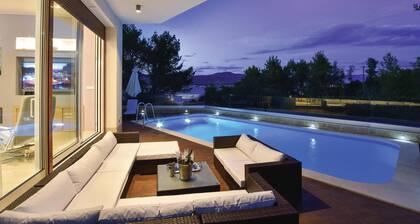 Preciosa casa en Slatine con WiFi