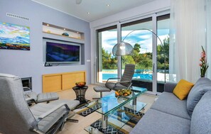 Smart TV, fireplace, DVD player, stereo