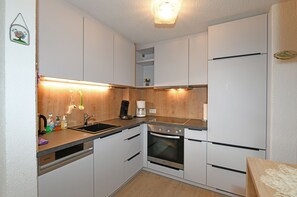 Een koelkast, een microgolfoven, een oven, een vaatwasser