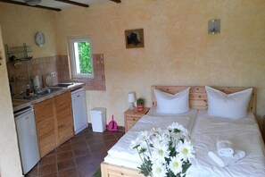 1 bedroom, bed sheets