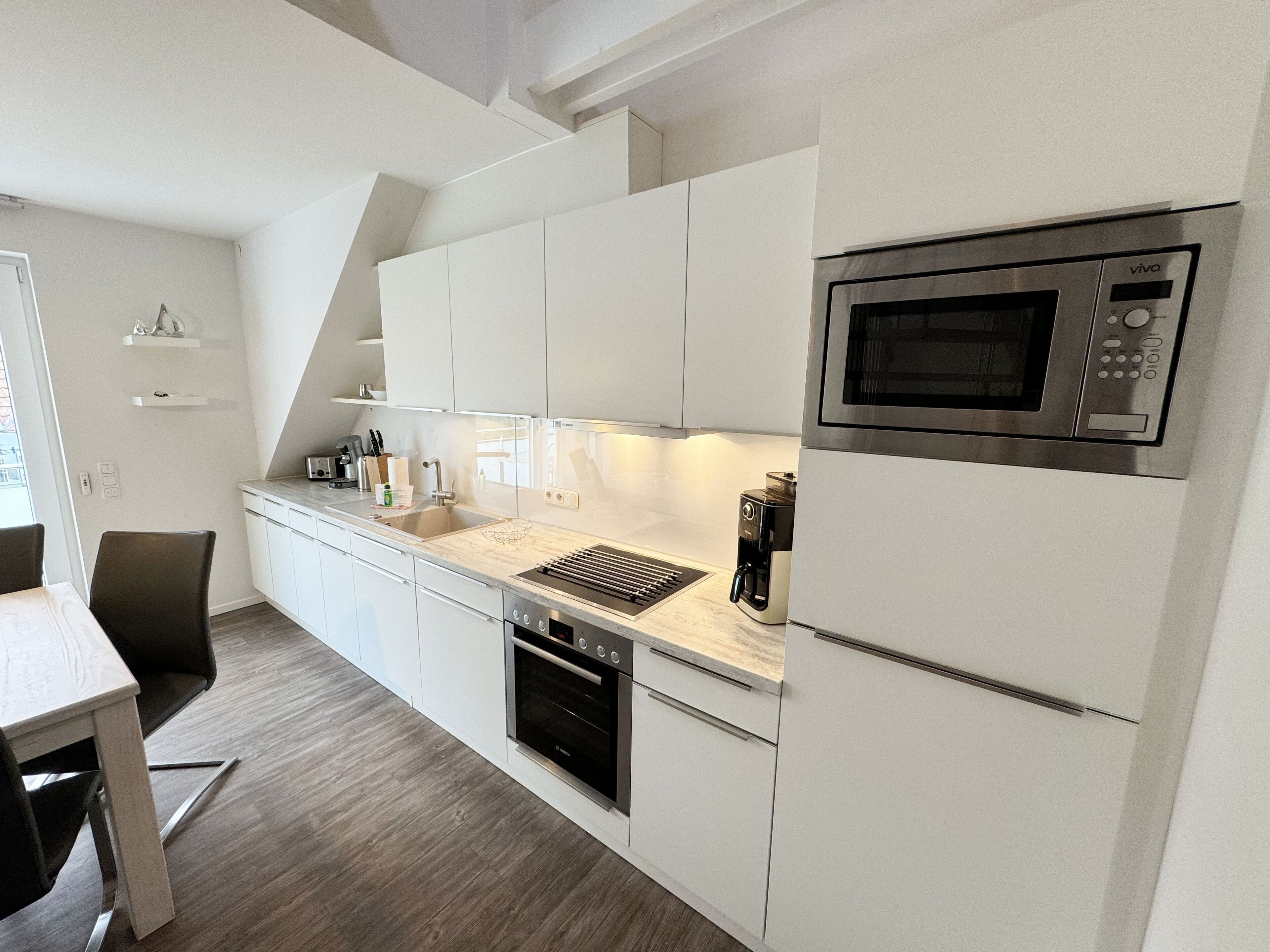 Wasserkocher mit Kaffee-/Teezubehör, Kühlschrank, Mikrowelle, Ofen