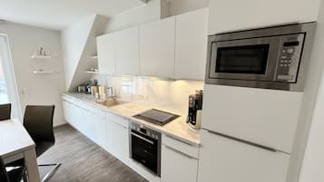Wasserkocher mit Kaffee-/Teezubehör, Kühlschrank, Mikrowelle, Ofen