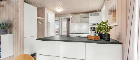 ثلاجة، موقد طهي مسطح، غسالة أطباق، ماكينة لصنع القهوة/الشاي