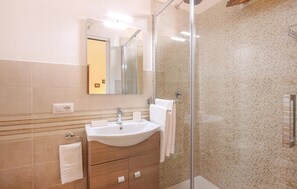 Shower, hair dryer - 3 bedroom beautiful apartment in San Teodoro OT (San Teodoro OT)
