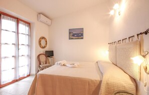 3 bedrooms, in-room safe, free WiFi, bed sheets
