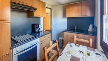 Fridge, stovetop, coffee/tea maker